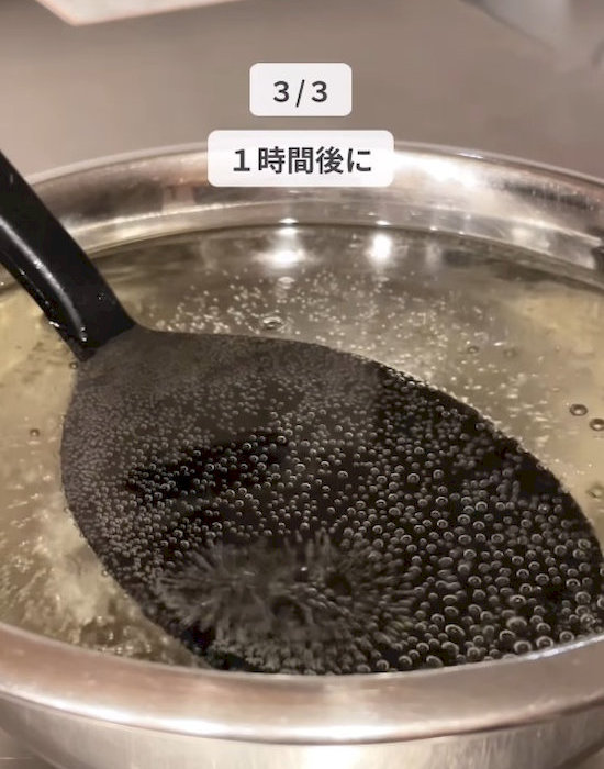 ボウルのお湯の中にシリコンスプーンを入れる様子