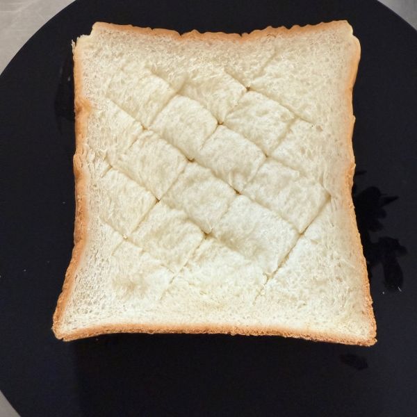 食パンに格子状の切り込みを入れた様子