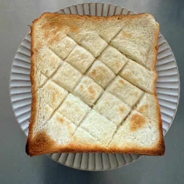 トースターで焼いた食パンを皿にのせた様子
