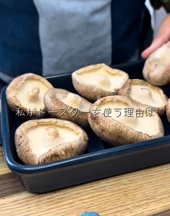 シイタケを耐熱皿にのせている様子
