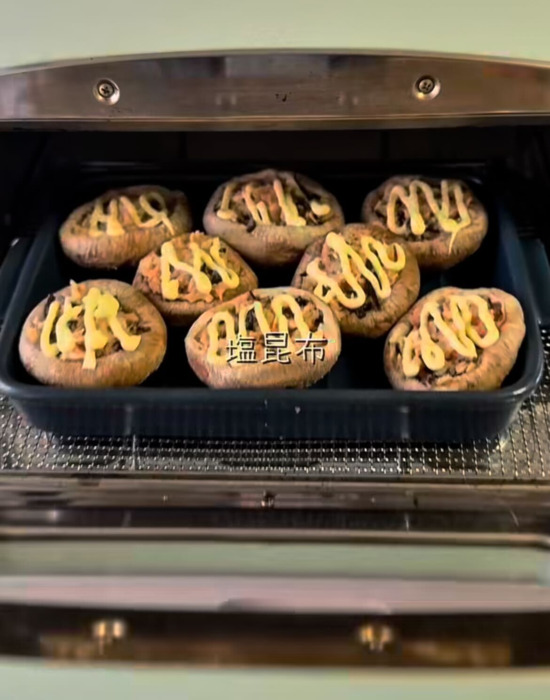 シイタケをトースターで焼いている様子
