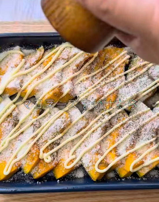 調味料をトッピング