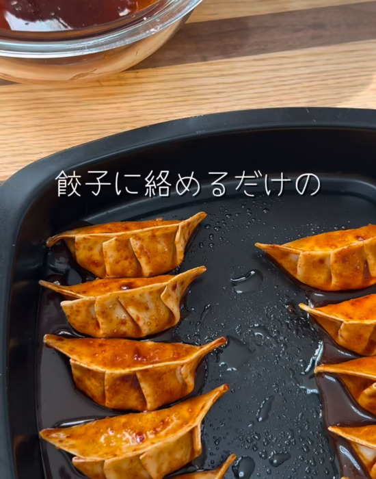 たれを絡めた餃子を並べる