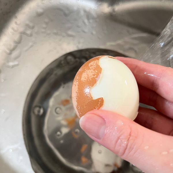 ゆで卵の殻を半分むいた様子