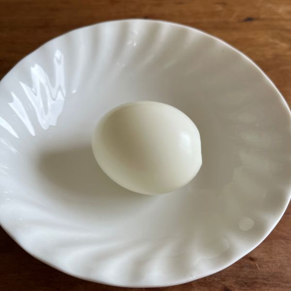 ゆで卵の殻をむいて皿にのせた様子