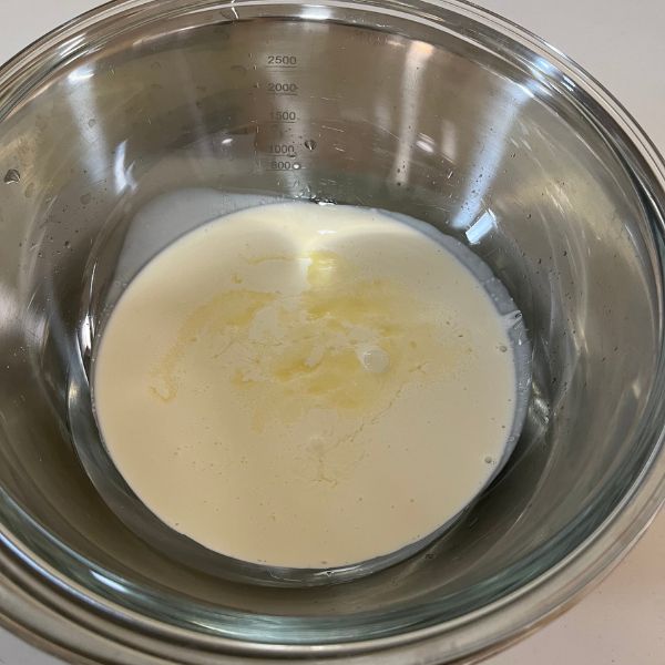 ボウルに生クリームと砂糖とレモン果汁を加えた様子