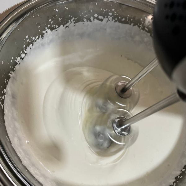 生クリームを電動泡立て器で泡立てる様子