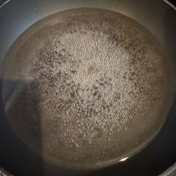 鍋に水を入れて沸騰させる様子