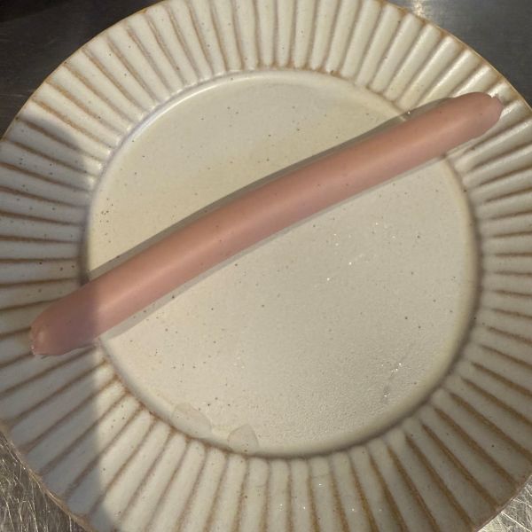 魚肉ソーセージをフィルムから出して皿にのせた様子