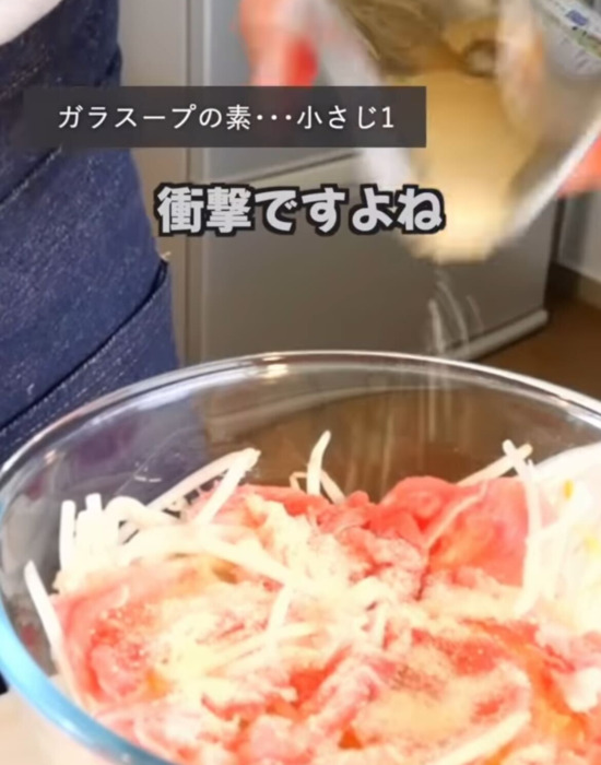 豚こま肉とモヤシに味付けしている様子