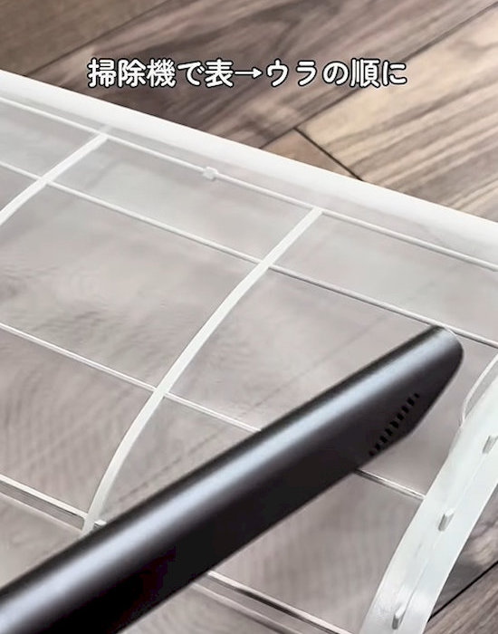 フィルターのホコリを掃除機で吸い取る