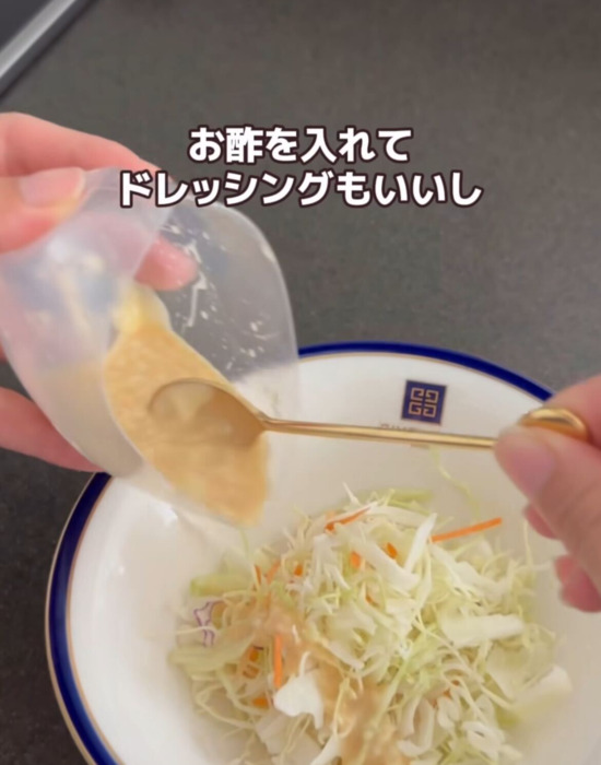 サラダにドレッシングをかける様子