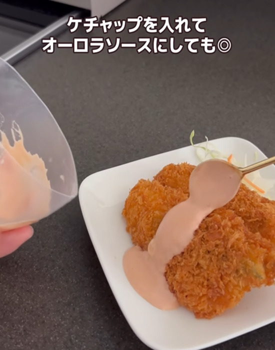 揚げ物にオーロラソースをかける様子