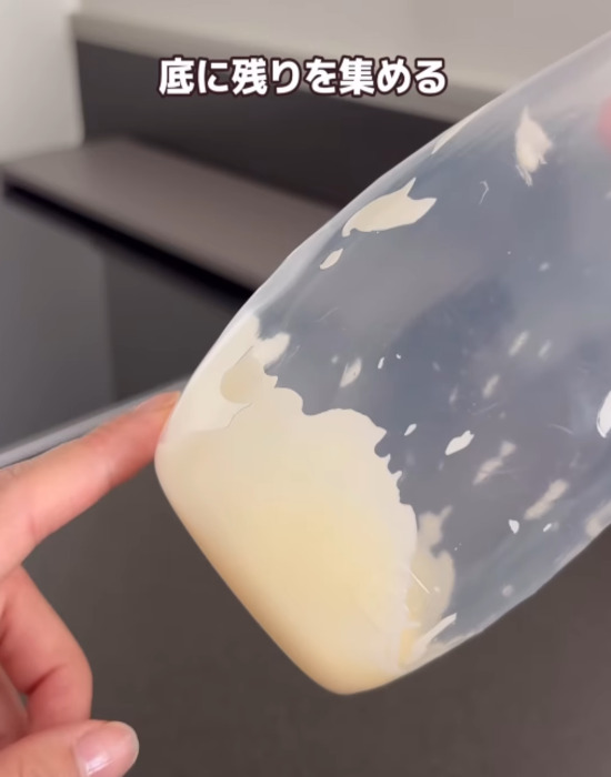 チューブの底に中身をためたマヨネーズ