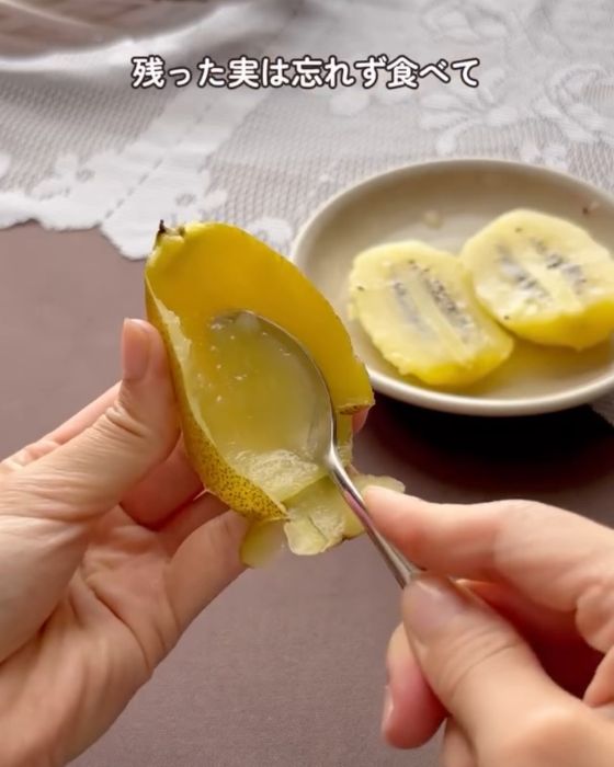 皮に残ったキウイの実をスプーンで取る様子