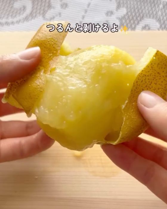 キウイの皮を左右に引いて皮をむいた様子