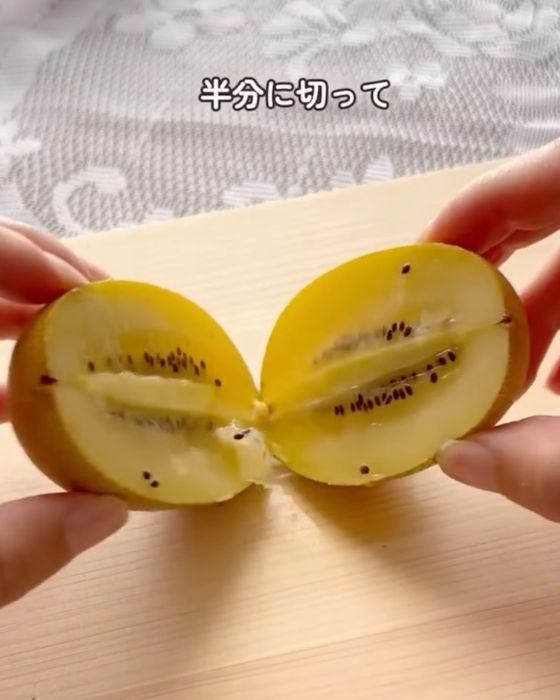 半分に切ったキウイを手で持っている様子