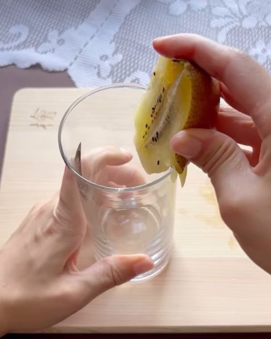 キウイの切った皮と果肉の間にグラスの縁に沿わせる様子