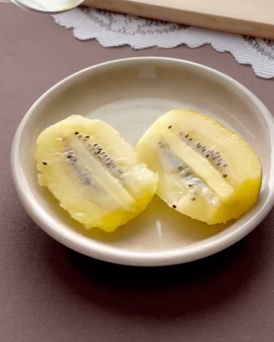 皮をむいたキウイを皿にのせた様子