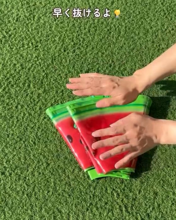 空気を抜いた浮き輪を折りたたんだ様子