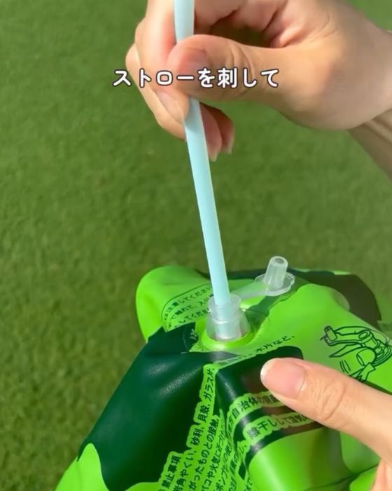 浮き輪の空気口にストローを差した様子