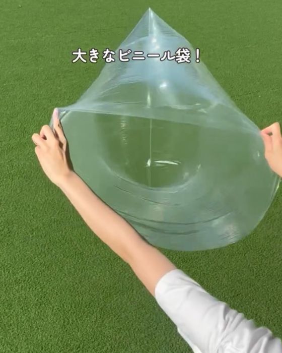 大きめのビニール袋を広げて持っている様子