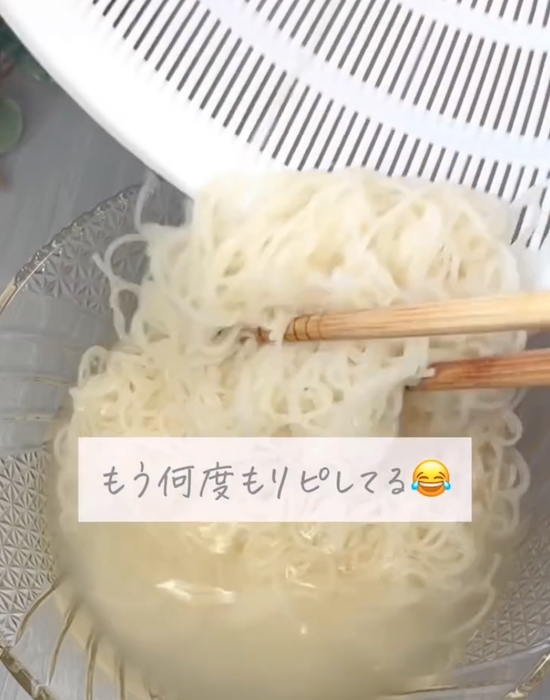 ゆでたそうめんを汁に入れている様子