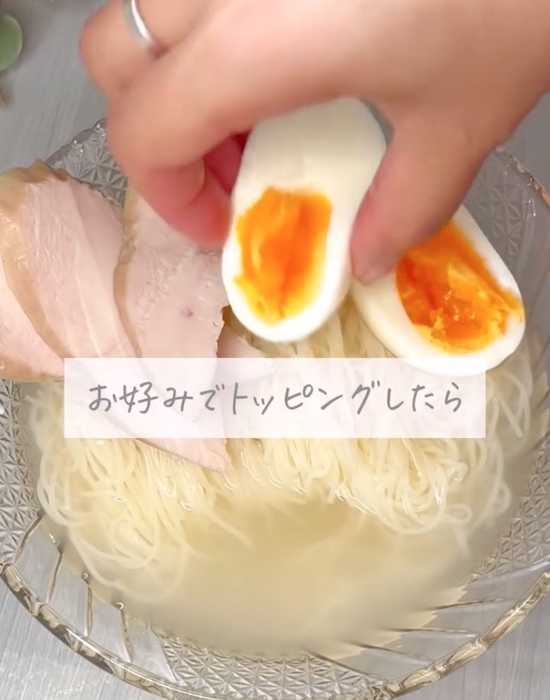 そうめんにトッピングをしている様子