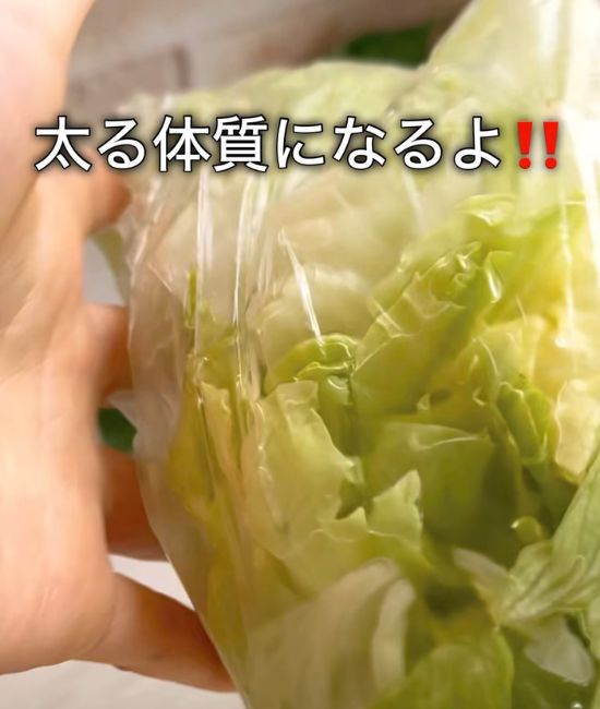 レタスとキッチンペーパーを入れたポリ袋を振る様子