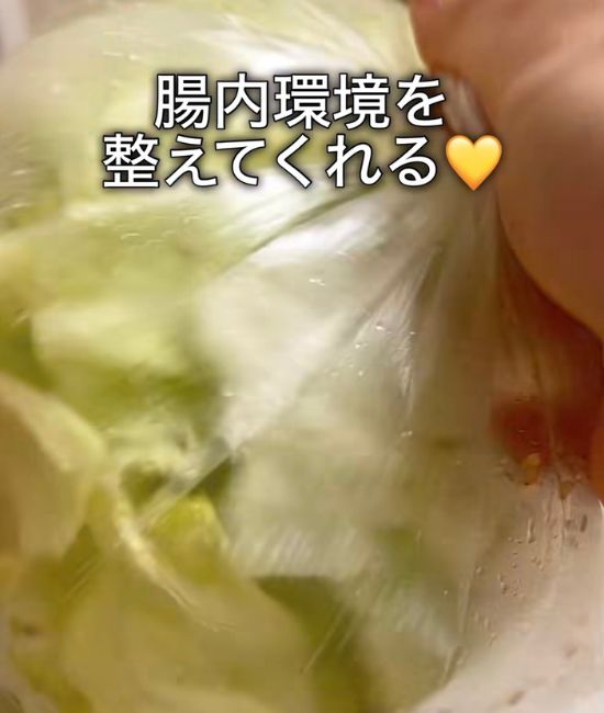 レタスと調味料を入れたポリ袋を振る様子