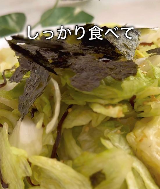 ポリ袋に入れて調味料となじませたレタスを皿にのせて韓国のりをのせた様子