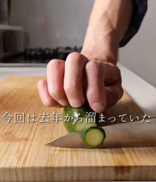 ズッキーニを輪切りにする様子