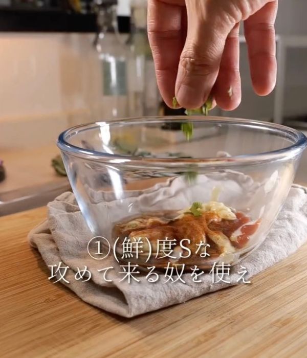 ボウルにマヨネーズなどの調味料を入れた様子