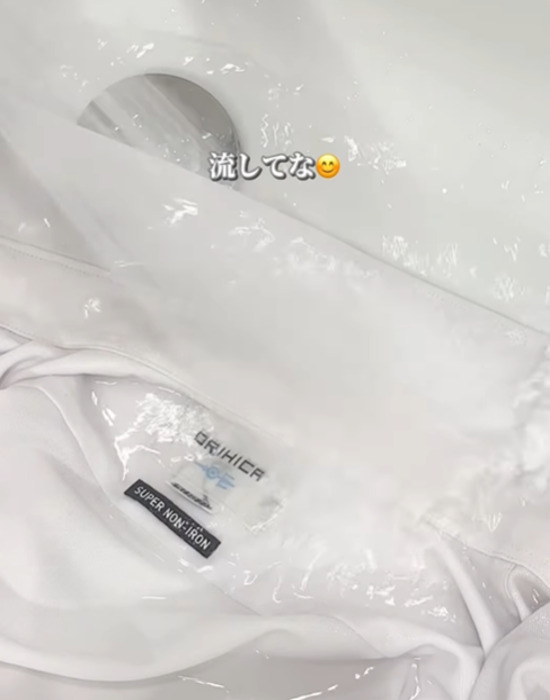 衣類を洗い流す様子