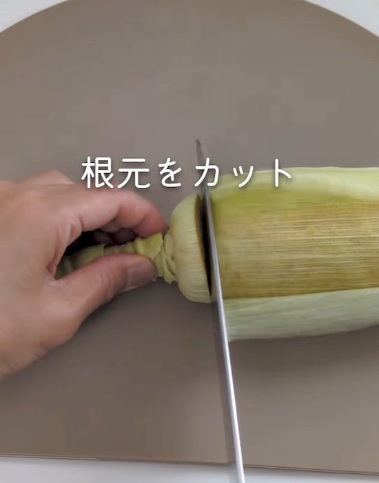 トウモロコシの根元をカットしている様子