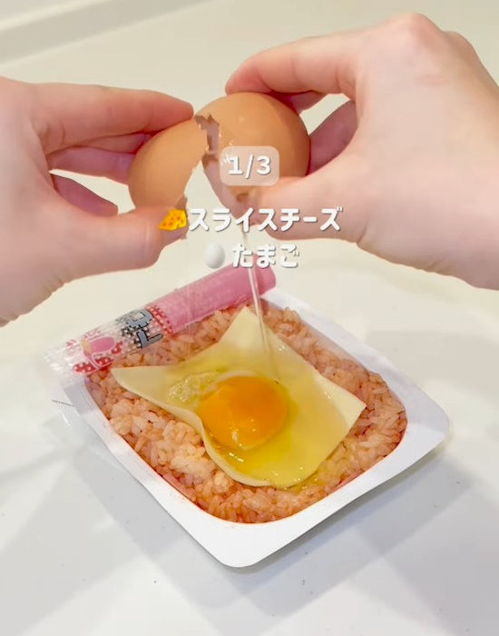 チーズと卵を加える