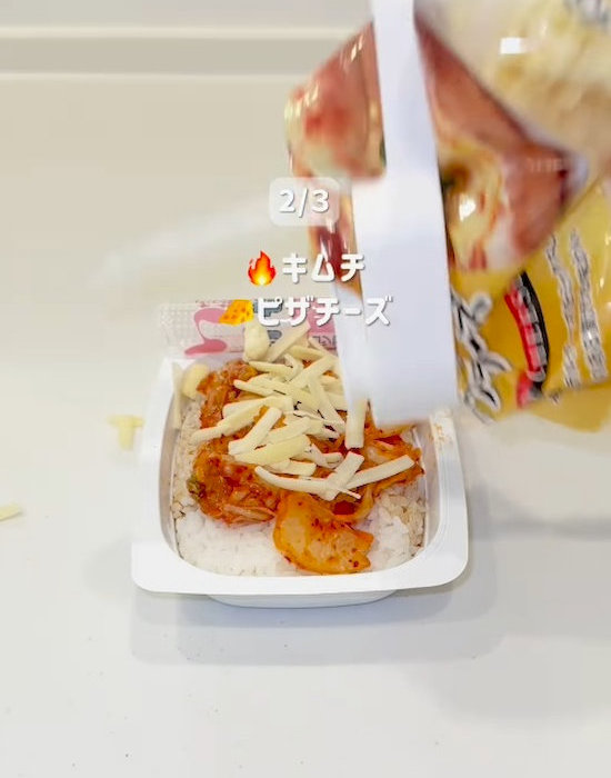 キムチとピザ用チーズをのせる