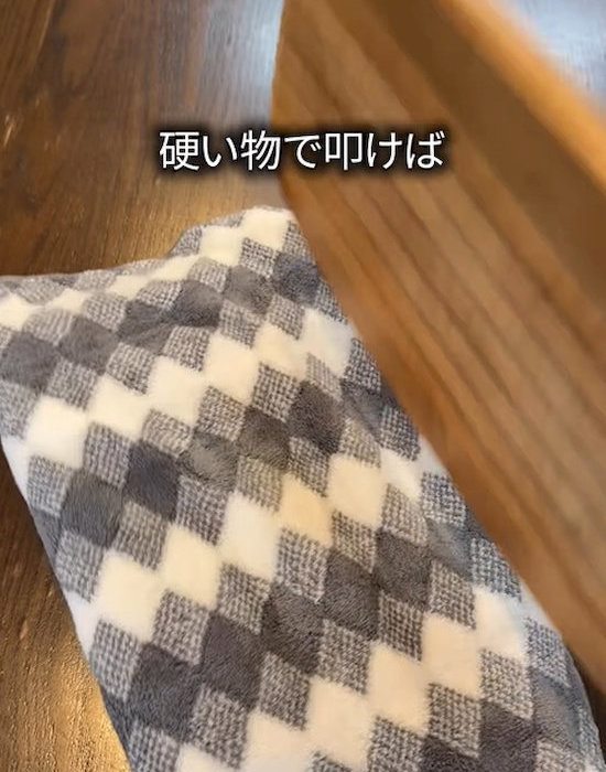 氷の入ったフリーザーバッグをタオルで包んでいる様子