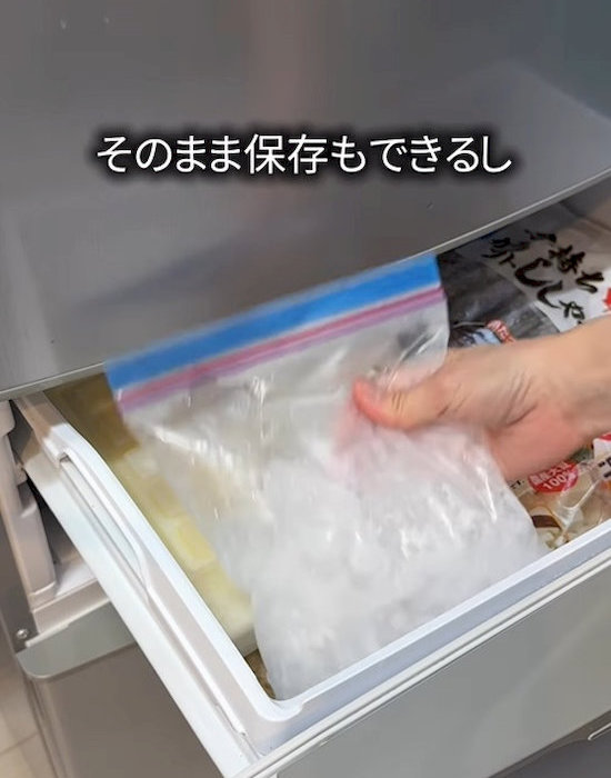 氷の入ったフリーザーバッグを冷凍庫に入れる様子