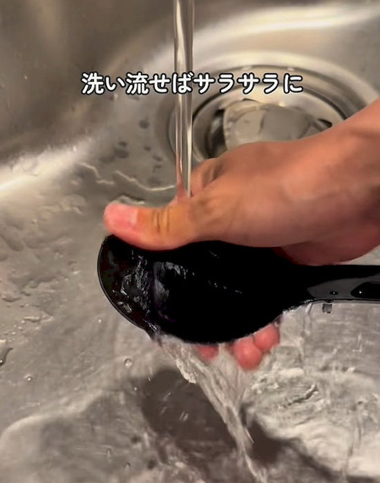 シリコン製品を洗う様子