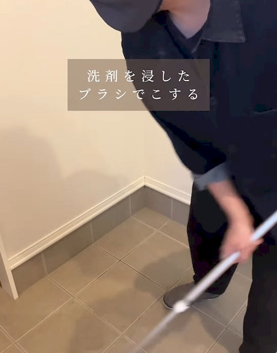 洗剤を浸したブラシでこすり洗いをする