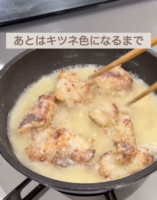 フライパンで鶏肉を揚げる様子