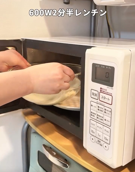 耐熱ボウルを電子レンジに入れる様子