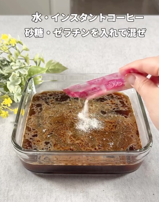 耐熱容器に材料を入れる様子