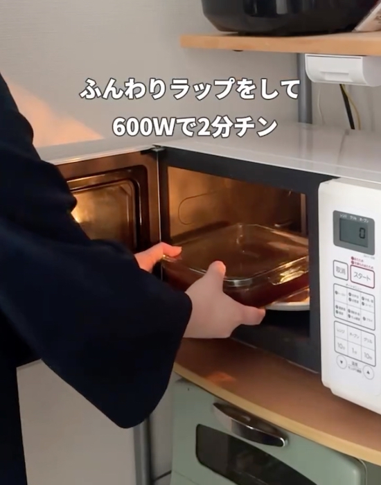 電子レンジに容器を入れる様子