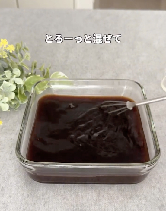 耐熱容器の中身を混ぜる様子