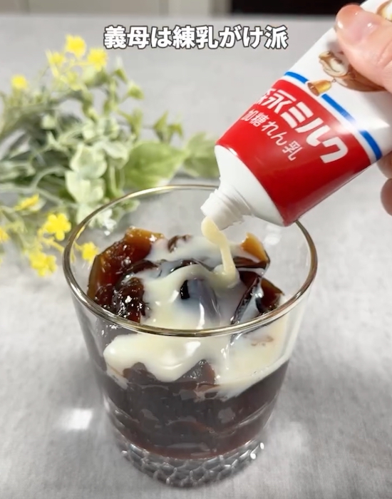 器に盛り付けたコーヒーゼリーに練乳をかける様子