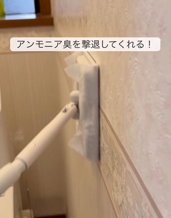 フロアワイパーで壁を拭く様子