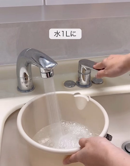 バケツに水を入れる様子