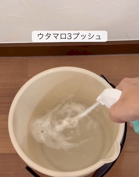 バケツにウタマロクリーナーをプッシュする様子